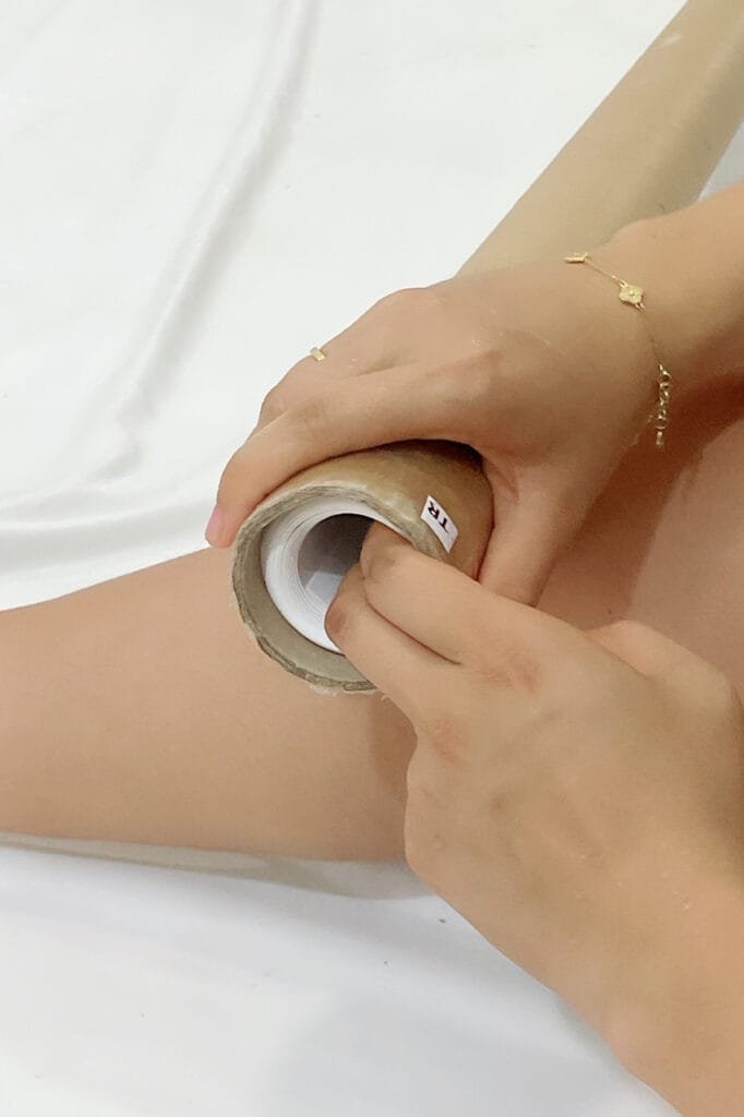 Hướng dẫn cách lấy phông nền PVC ra khỏi ống tube 1